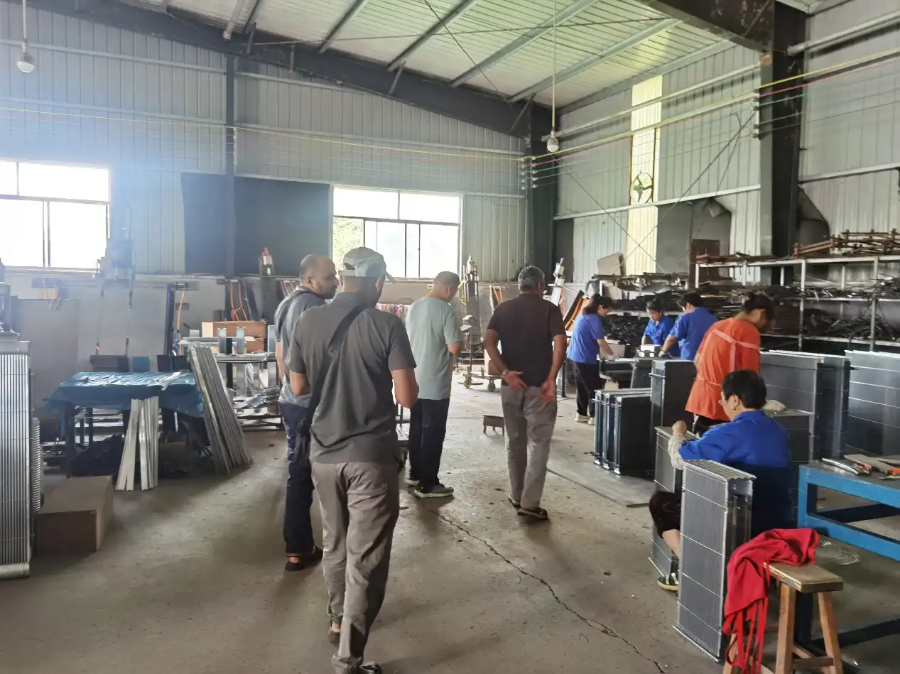 Visita bem-sucedida ao cliente na fábrica de absorvedores de alumínio Xiangdeirui