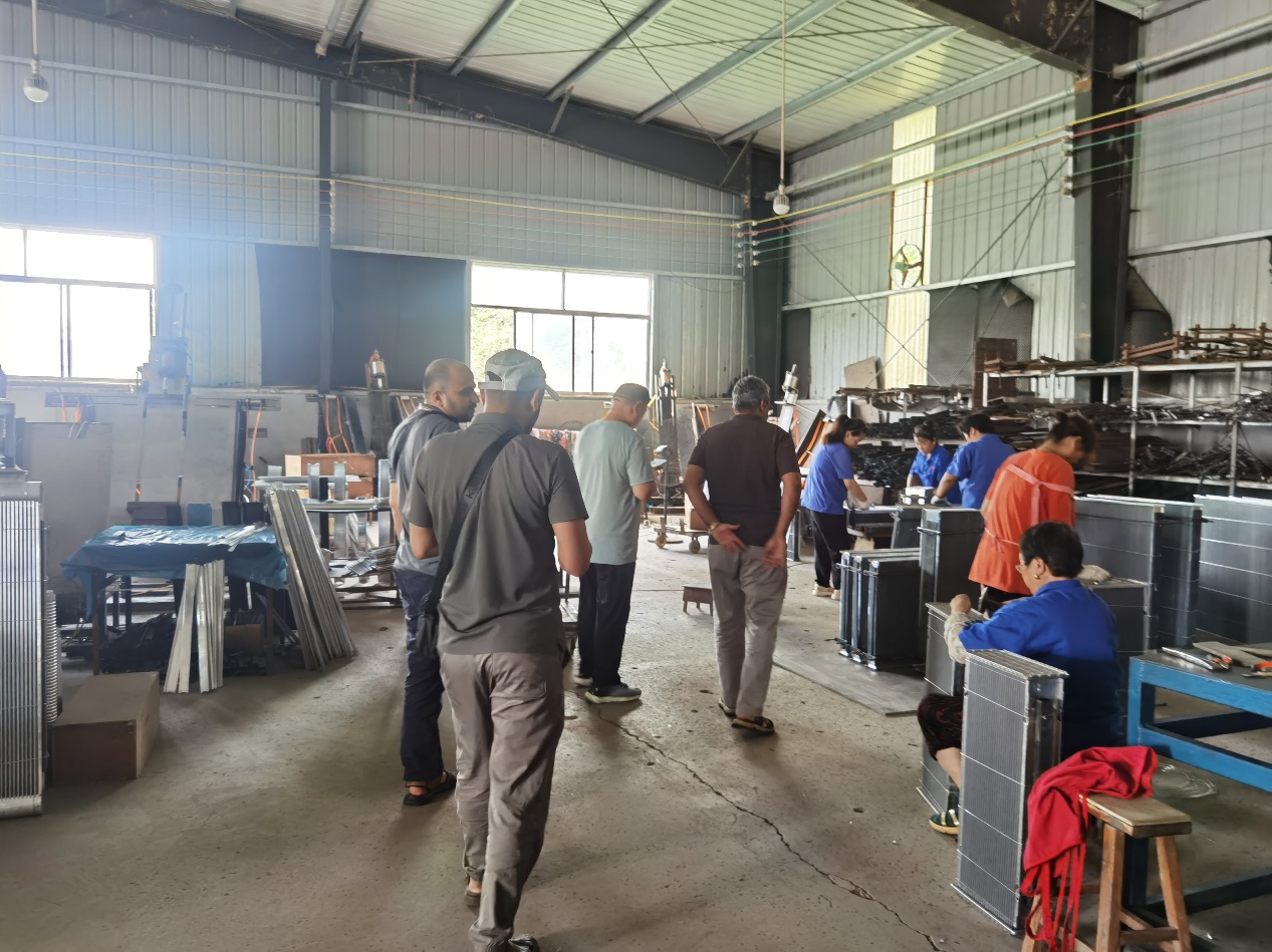 Visita exitosa al cliente en la fábrica de absorbentes de aluminio de Xiangdeirui Visita exitosa al cliente en la fábrica de absorbentes de aluminio de Xiangdeirui